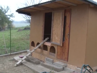 Posteľ, kurník, či povala? Pozrite sa na bizarné skrýše zločincov