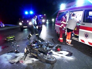 Vážna nehoda pri Banskej Bystrici. Auto si nevšimlo motorku, tínedžerov stav je kritický