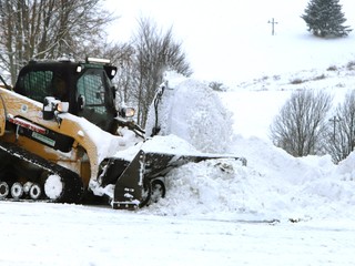 Husté sneženie spôsobilo na strednom Slovensku energetickú kalamitu