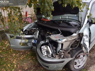 Tínedžerka nezvládla riadenie a zdemolovala bránu rodinného domu