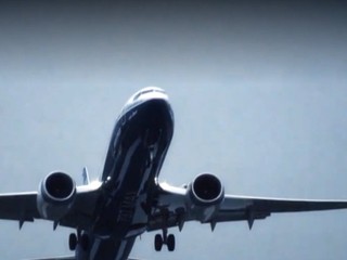 Žena potrebovala ísť na toaletu, otvorila núdzový východ