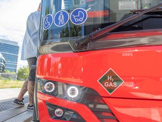 Zrážka MHD s nákladným autom: Hlásia niekoľko zranených