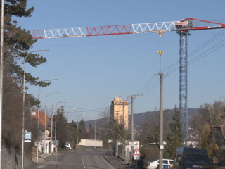 Je žeriav nad domom bezpečný? Obyvateľka Nitry má obavy, úrady problém nevidia