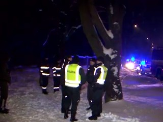 Muž sedel na ceste. Šofér auta ho nevidel