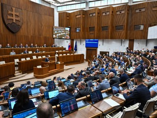 Poslanci schválili balík opatrení lex atentát. Doživotná renta, aj právo na bývanie