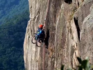 Mladík ukazuje, že nič nie je nemožné. Zlieza skaly na vozíku
