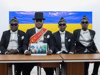 Známa tancujúca skupina s rakvou z Ghany daruje Ukrajine štvrť milióna dolárov