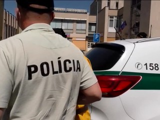 Otec mal sexuálne zneužívať svoju 12-ročnú dcéru. Okrem nej má ešte ďalších 11 detí