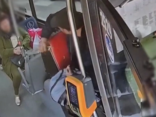 Muž si v bratislavskej MHD vytiahol z tašky nôž a začal sa vyhrážať cestujúcim