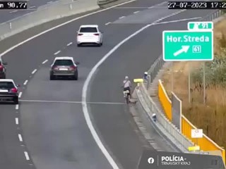 VIDEO: Nemala motor, len odvahu. Cyklistka sa vybrala na diaľnicu