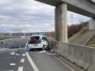 Tragická nehoda na diaľnici D1: Vodič narazil do betónového piliera