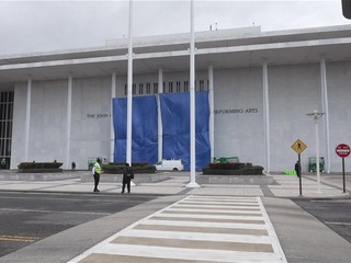 Umelci na protest rušia účasť na novoročnom koncerte v premenovanom Kennedyho centre