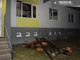 V byte na sídlisku vypukol požiar. Dvoch mužov previezli do nemocnice