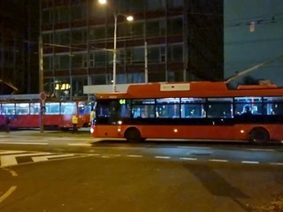 Strašná zrážka na ceste. Električka zrazila kuriéra s jedlom