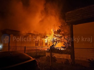 Obyvateľov Petržalky zobudil v noci požiar. V priestoroch budovy sa nachádzali traja ľudia