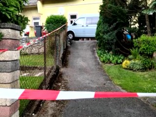 V Rakúsku zatkli dvoch Slovákov, zbili 82-ročného rezbára