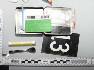 Manželia mali spolu nelegálny biznis. Pri obhliadke sa našlo viac ako 8 000 mg omamnej látky