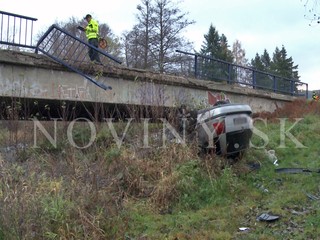 Ďalšia nehoda s alkoholom: Dvaja muži prerazili zvodidlá. Auto sa zrútilo na breh potoka
