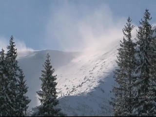 Tragická streda v Tatrách.  Muž zahynul pod lavínou