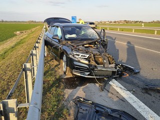 Pri Bratislave došlo k dopravnej nehode troch áut. Zranilo sa päť osôb