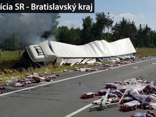 Horiaci kamión na D2. Policajti odkláňali dopravu