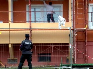 Rok splácajú úver na zateplenie bytovky. Firma s prácami ešte nezačala