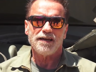 Arnold Schwarzenegger pózuje na tajomnom plagáte ako grécky boh