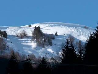 Turisti, pozor: Na horách je zvýšená lavínová hrozba