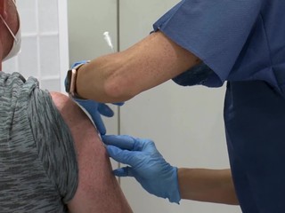 Ministerstvo zdravotníctva hovorí o bezplatnom očkovaní, v Bardejove si musia zaplatiť test