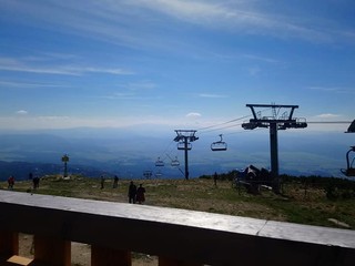 Vystrašení turisti na lanovke. Preseknutý kábel ju zastavil počas plnej prevádzky