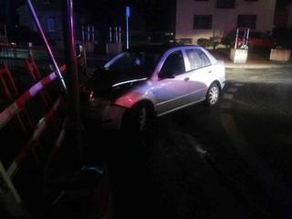 FOTO: Nočná nehoda v Limbachu. Osoba sa už v aute nenachádzala