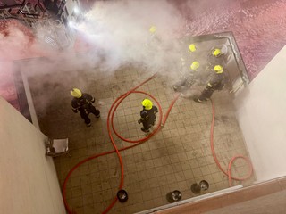 FOTO: Nočný požiar na internáte vyhnal z postelí vyše 100 študentov