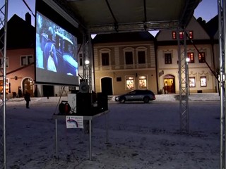 Letné kino v zime: v Bardejove premietali vojnové filmy na námestí, pripomenuli si výročie príchodu osloboditeľov