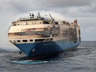 Nákladná loď plná Porsche, Bentley a Audi sa potopila na dno Atlantického oceánu