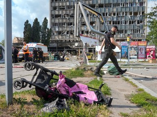 608. deň na Ukrajine: Úrady v Chersonskej oblasti nariadili nútenú evakuáciu rodín s deťmi