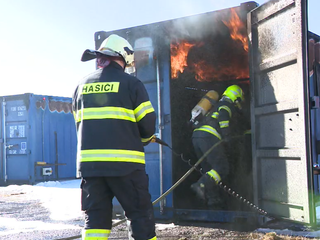 Úzke prechody, prekážky a svetlá: Špeciálny trenažér učí hasičov, ako zasahovať pri požiaroch