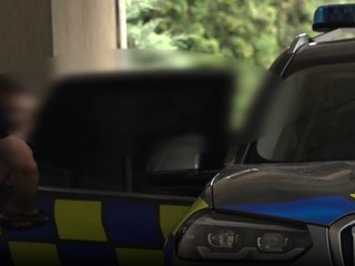 Matka dobodaného chlapčeka je na dne. Na súd ju brali policajti z psychiatrie