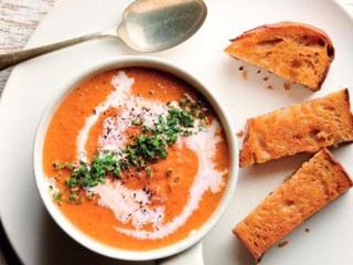 TOP letné jedlo, ktoré si obľúbi celá rodina: Vyskúšajte chutnú polievku z pečených paradajok