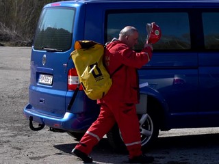 Komplikovaný prieskum zatopenej bane. Ide o vodu, ktorá znečisťuje rieku Slaná