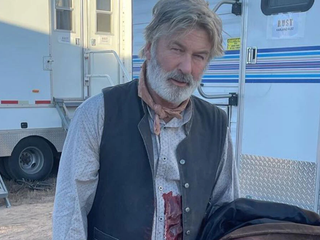 Herec Alec Baldwin smrteľne postrelil ženu rekvizitou pištole počas natáčania filmu