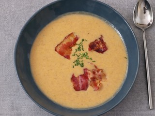 Zemiakový krém so slaninkou a domácimi bagetami