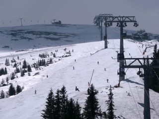 Slovenské strediská zažívajú nevídanú situáciu. Okrem toho, že spúšťajú letnú prevádzku, ešte stále trvá aj tá zimná