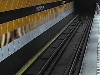 VIDEO: Dievča si sadlo do koľajiska v metre, tragédii zabránili pohotoví cestujúci