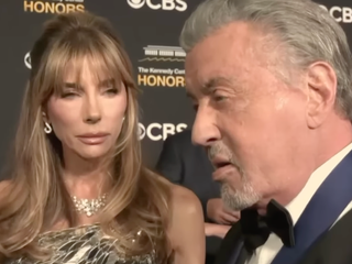 Definitívne to prehnali s plastikami a botoxom! Hviezdny herec s manželkou sú ako voskové figuríny!