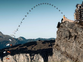 Čisté šialenstvo: Skočil z útesu, na motorke a s padákom!