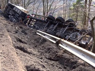 Nehoda kamióna. Všetko drevo skončilo v rokline