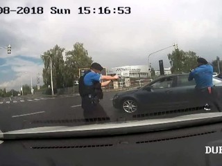 Pirát utekal pred policajtmi. Vytiahol aj kovových ježkov