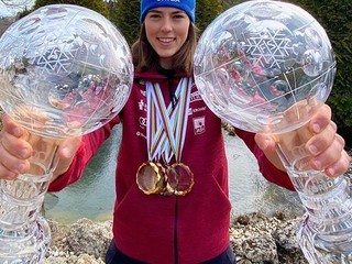 Ak raz čapí, dva krištáľové glóbusy lapí