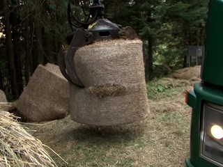 Balíky slamy spadli z návesu kamióna na cestu. Jeden zavalil auto za ním. Zablokovali horský priechod