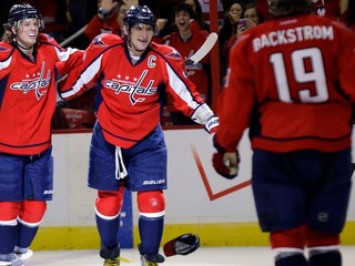 Hetrik Ovečkina, čiapky na ľade pri triumfe Washingtonu